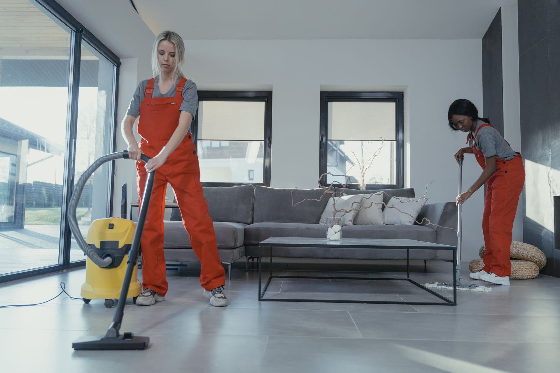 Reto Spotless professionals preparing a clean, welcoming space